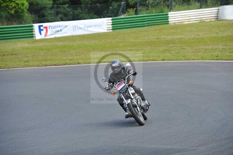 Mallory park Leicestershire;Mallory park photographs;Motorcycle action photographs;Rockingham;Rockingham photographs;Trackday digital images;classic bikes;event digital images;eventdigitalimages;mallory park;no limits trackday;peter wileman photography;rockingham corby northamptonshire;trackday;trackday photos;vintage bikes;vintage motorcycles;vmcc festival 1000 bikes