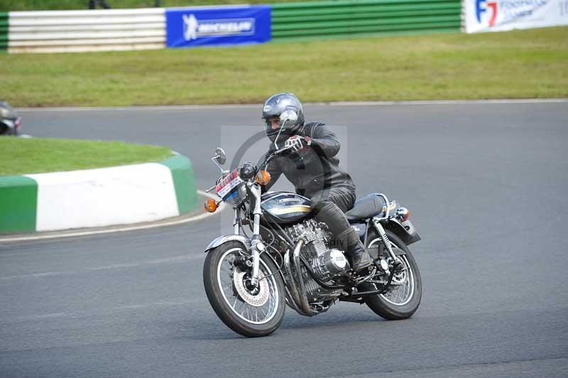 Mallory park Leicestershire;Mallory park photographs;Motorcycle action photographs;Rockingham;Rockingham photographs;Trackday digital images;classic bikes;event digital images;eventdigitalimages;mallory park;no limits trackday;peter wileman photography;rockingham corby northamptonshire;trackday;trackday photos;vintage bikes;vintage motorcycles;vmcc festival 1000 bikes