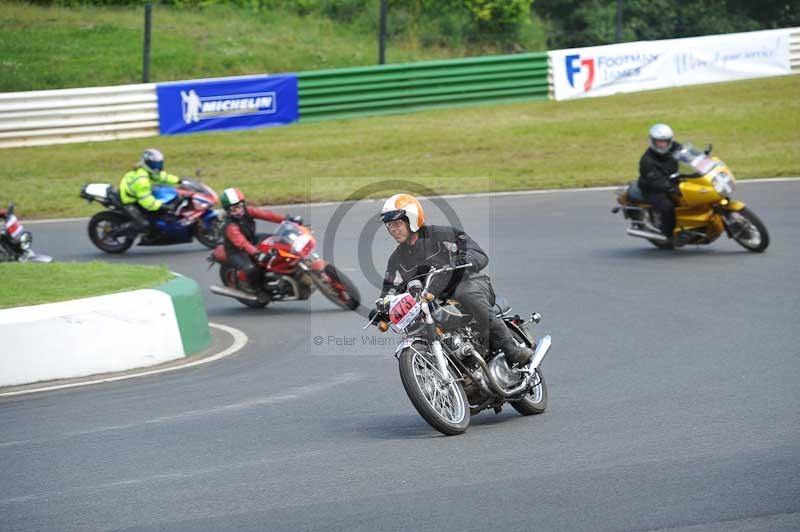 Mallory park Leicestershire;Mallory park photographs;Motorcycle action photographs;Rockingham;Rockingham photographs;Trackday digital images;classic bikes;event digital images;eventdigitalimages;mallory park;no limits trackday;peter wileman photography;rockingham corby northamptonshire;trackday;trackday photos;vintage bikes;vintage motorcycles;vmcc festival 1000 bikes