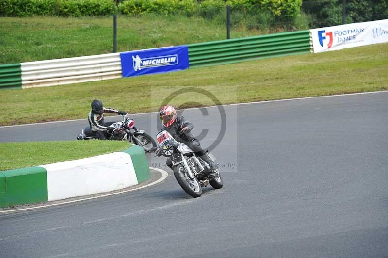 Mallory park Leicestershire;Mallory park photographs;Motorcycle action photographs;Rockingham;Rockingham photographs;Trackday digital images;classic bikes;event digital images;eventdigitalimages;mallory park;no limits trackday;peter wileman photography;rockingham corby northamptonshire;trackday;trackday photos;vintage bikes;vintage motorcycles;vmcc festival 1000 bikes