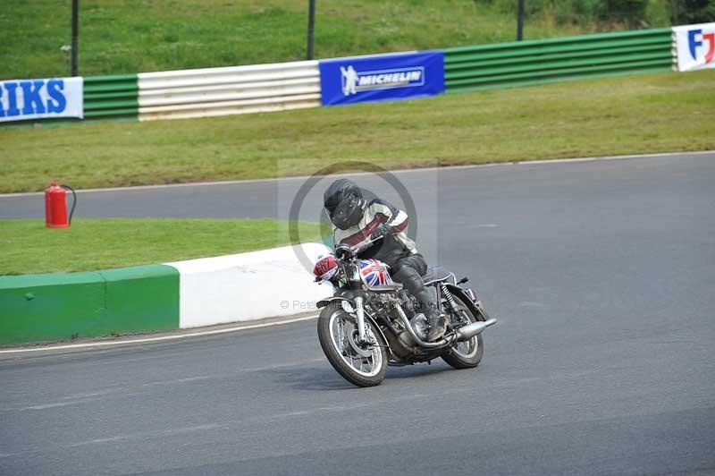 Mallory park Leicestershire;Mallory park photographs;Motorcycle action photographs;Rockingham;Rockingham photographs;Trackday digital images;classic bikes;event digital images;eventdigitalimages;mallory park;no limits trackday;peter wileman photography;rockingham corby northamptonshire;trackday;trackday photos;vintage bikes;vintage motorcycles;vmcc festival 1000 bikes