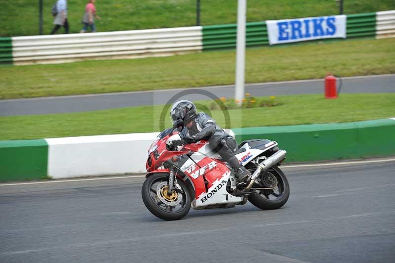 Mallory park Leicestershire;Mallory park photographs;Motorcycle action photographs;Rockingham;Rockingham photographs;Trackday digital images;classic bikes;event digital images;eventdigitalimages;mallory park;no limits trackday;peter wileman photography;rockingham corby northamptonshire;trackday;trackday photos;vintage bikes;vintage motorcycles;vmcc festival 1000 bikes