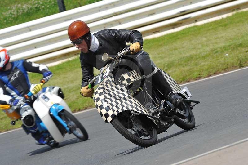 Mallory park Leicestershire;Mallory park photographs;Motorcycle action photographs;classic bikes;event digital images;eventdigitalimages;mallory park;no limits trackday;peter wileman photography;vintage bikes;vintage motorcycles;vmcc festival 1000 bikes