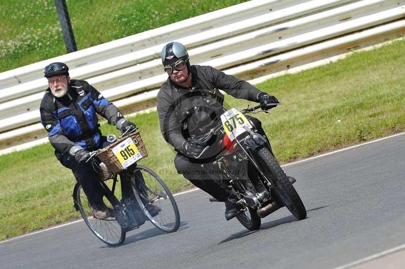 Mallory park Leicestershire;Mallory park photographs;Motorcycle action photographs;classic bikes;event digital images;eventdigitalimages;mallory park;no limits trackday;peter wileman photography;vintage bikes;vintage motorcycles;vmcc festival 1000 bikes