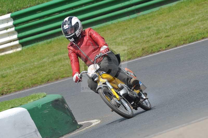 Mallory park Leicestershire;Mallory park photographs;Motorcycle action photographs;classic bikes;event digital images;eventdigitalimages;mallory park;no limits trackday;peter wileman photography;vintage bikes;vintage motorcycles;vmcc festival 1000 bikes