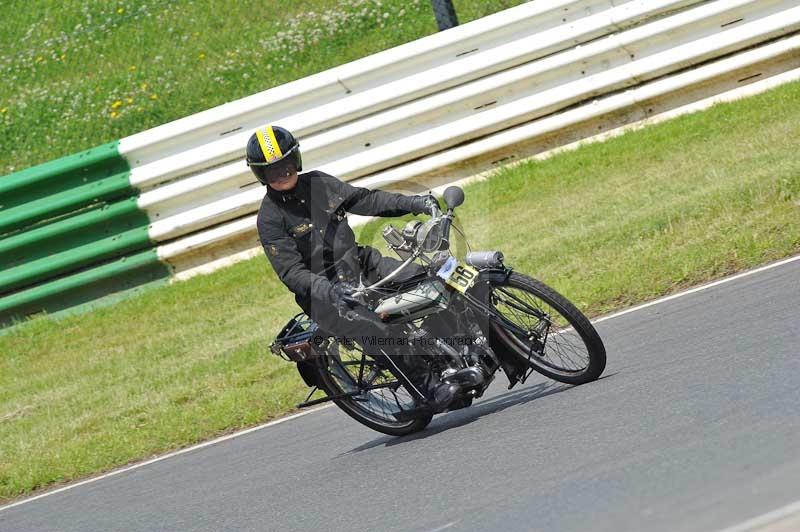 Mallory park Leicestershire;Mallory park photographs;Motorcycle action photographs;classic bikes;event digital images;eventdigitalimages;mallory park;no limits trackday;peter wileman photography;vintage bikes;vintage motorcycles;vmcc festival 1000 bikes