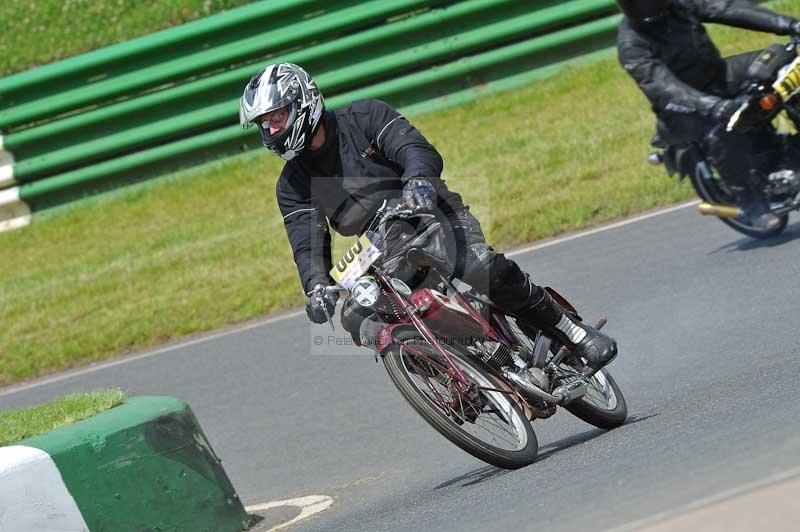 Mallory park Leicestershire;Mallory park photographs;Motorcycle action photographs;classic bikes;event digital images;eventdigitalimages;mallory park;no limits trackday;peter wileman photography;vintage bikes;vintage motorcycles;vmcc festival 1000 bikes