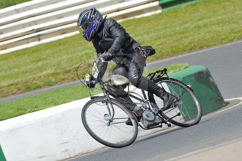 Mallory park Leicestershire;Mallory park photographs;Motorcycle action photographs;classic bikes;event digital images;eventdigitalimages;mallory park;no limits trackday;peter wileman photography;vintage bikes;vintage motorcycles;vmcc festival 1000 bikes