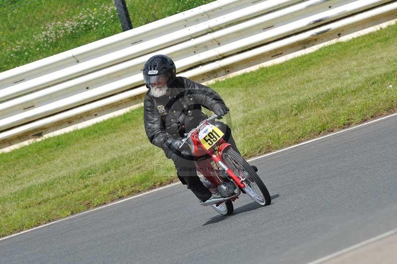 Mallory park Leicestershire;Mallory park photographs;Motorcycle action photographs;classic bikes;event digital images;eventdigitalimages;mallory park;no limits trackday;peter wileman photography;vintage bikes;vintage motorcycles;vmcc festival 1000 bikes