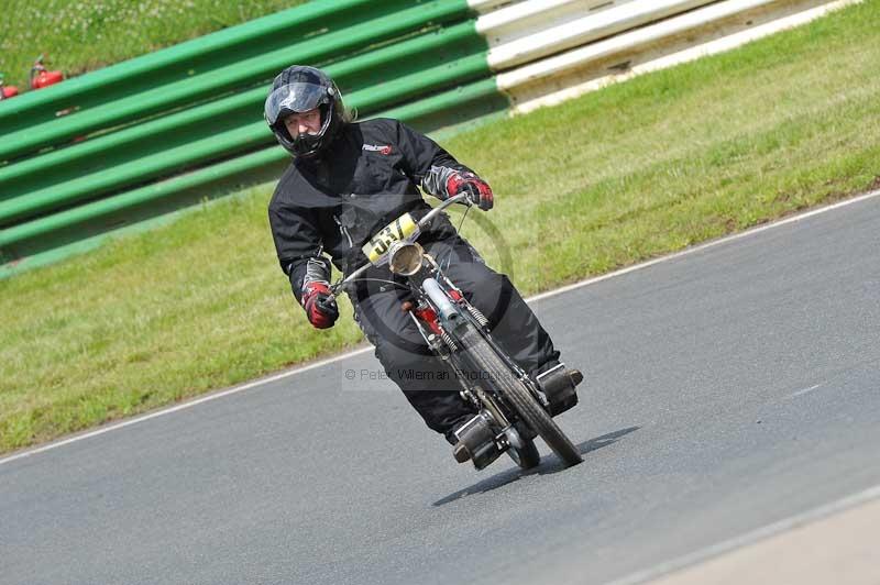 Mallory park Leicestershire;Mallory park photographs;Motorcycle action photographs;classic bikes;event digital images;eventdigitalimages;mallory park;no limits trackday;peter wileman photography;vintage bikes;vintage motorcycles;vmcc festival 1000 bikes