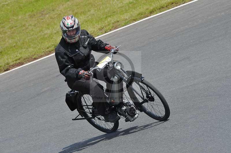 Mallory park Leicestershire;Mallory park photographs;Motorcycle action photographs;classic bikes;event digital images;eventdigitalimages;mallory park;no limits trackday;peter wileman photography;vintage bikes;vintage motorcycles;vmcc festival 1000 bikes