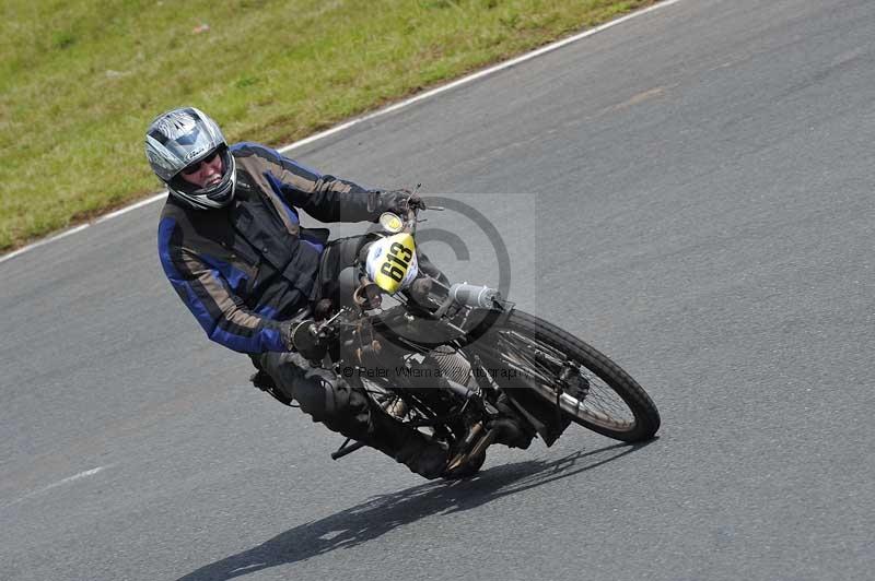 Mallory park Leicestershire;Mallory park photographs;Motorcycle action photographs;classic bikes;event digital images;eventdigitalimages;mallory park;no limits trackday;peter wileman photography;vintage bikes;vintage motorcycles;vmcc festival 1000 bikes