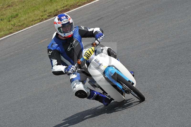 Mallory park Leicestershire;Mallory park photographs;Motorcycle action photographs;classic bikes;event digital images;eventdigitalimages;mallory park;no limits trackday;peter wileman photography;vintage bikes;vintage motorcycles;vmcc festival 1000 bikes