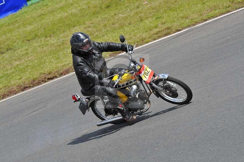 Mallory park Leicestershire;Mallory park photographs;Motorcycle action photographs;classic bikes;event digital images;eventdigitalimages;mallory park;no limits trackday;peter wileman photography;vintage bikes;vintage motorcycles;vmcc festival 1000 bikes