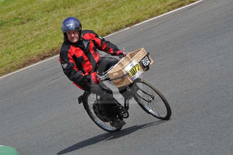 Mallory park Leicestershire;Mallory park photographs;Motorcycle action photographs;classic bikes;event digital images;eventdigitalimages;mallory park;no limits trackday;peter wileman photography;vintage bikes;vintage motorcycles;vmcc festival 1000 bikes