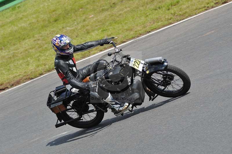 Mallory park Leicestershire;Mallory park photographs;Motorcycle action photographs;classic bikes;event digital images;eventdigitalimages;mallory park;no limits trackday;peter wileman photography;vintage bikes;vintage motorcycles;vmcc festival 1000 bikes