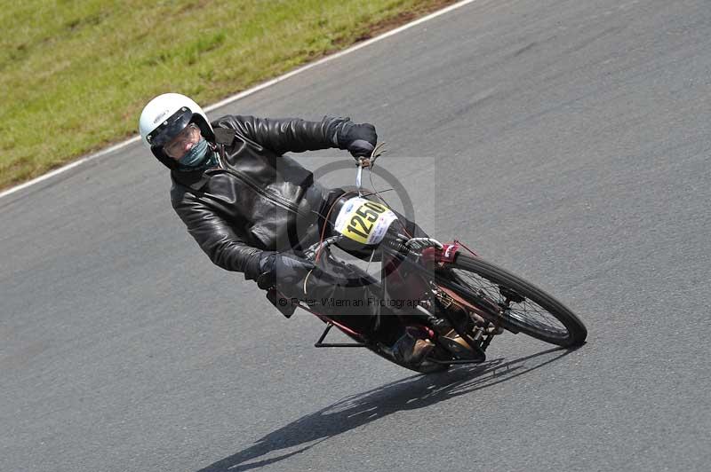 Mallory park Leicestershire;Mallory park photographs;Motorcycle action photographs;classic bikes;event digital images;eventdigitalimages;mallory park;no limits trackday;peter wileman photography;vintage bikes;vintage motorcycles;vmcc festival 1000 bikes