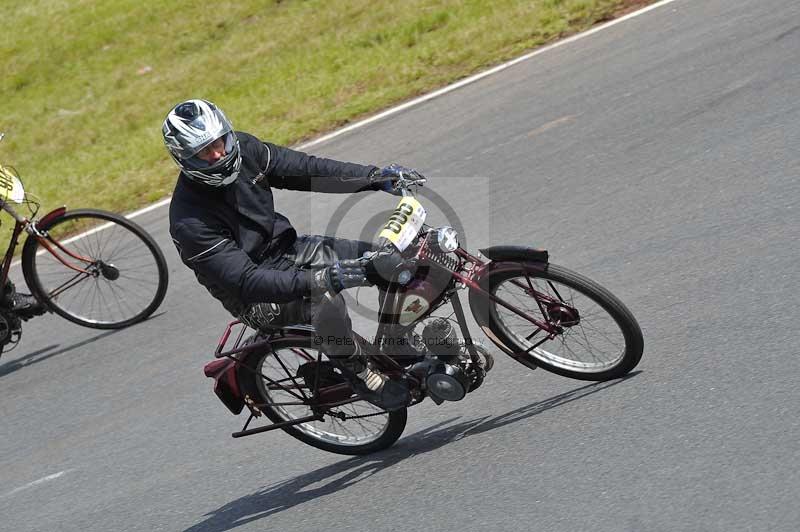 Mallory park Leicestershire;Mallory park photographs;Motorcycle action photographs;classic bikes;event digital images;eventdigitalimages;mallory park;no limits trackday;peter wileman photography;vintage bikes;vintage motorcycles;vmcc festival 1000 bikes