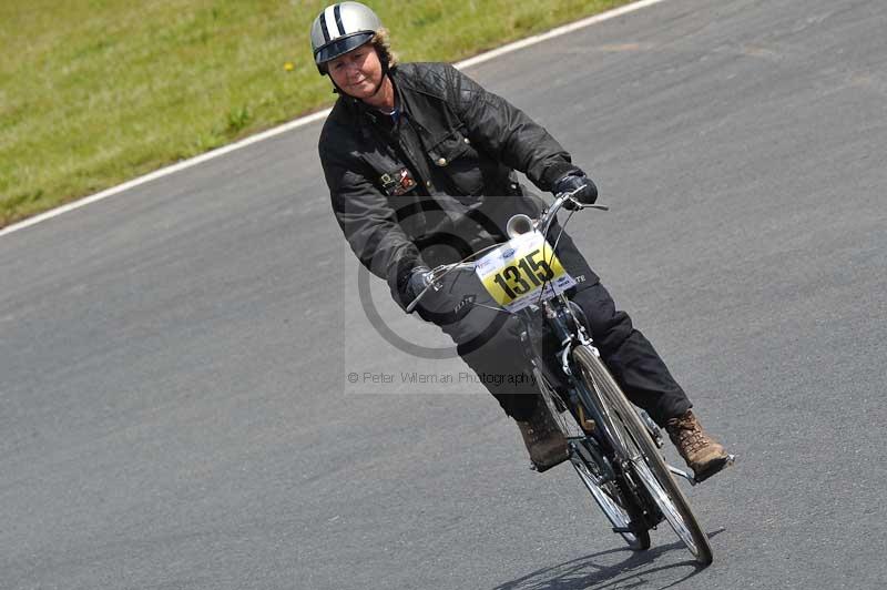 Mallory park Leicestershire;Mallory park photographs;Motorcycle action photographs;classic bikes;event digital images;eventdigitalimages;mallory park;no limits trackday;peter wileman photography;vintage bikes;vintage motorcycles;vmcc festival 1000 bikes