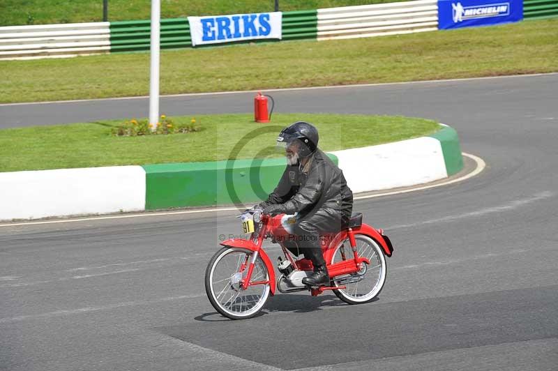 Mallory park Leicestershire;Mallory park photographs;Motorcycle action photographs;classic bikes;event digital images;eventdigitalimages;mallory park;no limits trackday;peter wileman photography;vintage bikes;vintage motorcycles;vmcc festival 1000 bikes