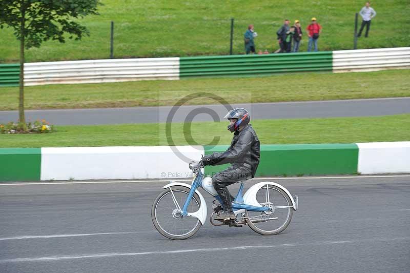 Mallory park Leicestershire;Mallory park photographs;Motorcycle action photographs;classic bikes;event digital images;eventdigitalimages;mallory park;no limits trackday;peter wileman photography;vintage bikes;vintage motorcycles;vmcc festival 1000 bikes