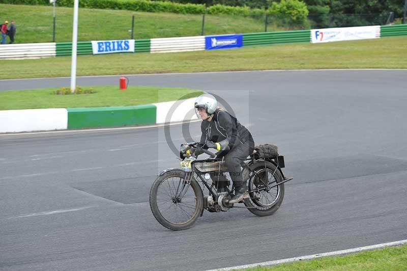 Mallory park Leicestershire;Mallory park photographs;Motorcycle action photographs;classic bikes;event digital images;eventdigitalimages;mallory park;no limits trackday;peter wileman photography;vintage bikes;vintage motorcycles;vmcc festival 1000 bikes