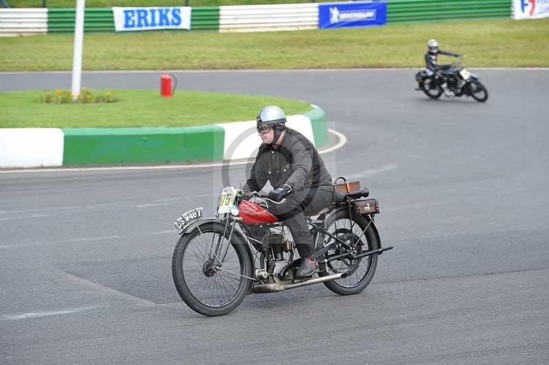 Mallory park Leicestershire;Mallory park photographs;Motorcycle action photographs;classic bikes;event digital images;eventdigitalimages;mallory park;no limits trackday;peter wileman photography;vintage bikes;vintage motorcycles;vmcc festival 1000 bikes