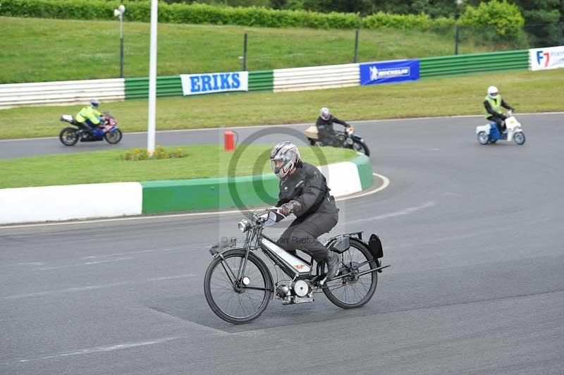 Mallory park Leicestershire;Mallory park photographs;Motorcycle action photographs;classic bikes;event digital images;eventdigitalimages;mallory park;no limits trackday;peter wileman photography;vintage bikes;vintage motorcycles;vmcc festival 1000 bikes