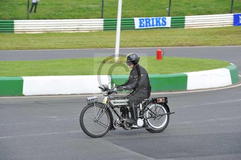 Mallory park Leicestershire;Mallory park photographs;Motorcycle action photographs;classic bikes;event digital images;eventdigitalimages;mallory park;no limits trackday;peter wileman photography;vintage bikes;vintage motorcycles;vmcc festival 1000 bikes