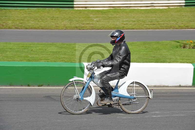 Mallory park Leicestershire;Mallory park photographs;Motorcycle action photographs;classic bikes;event digital images;eventdigitalimages;mallory park;no limits trackday;peter wileman photography;vintage bikes;vintage motorcycles;vmcc festival 1000 bikes