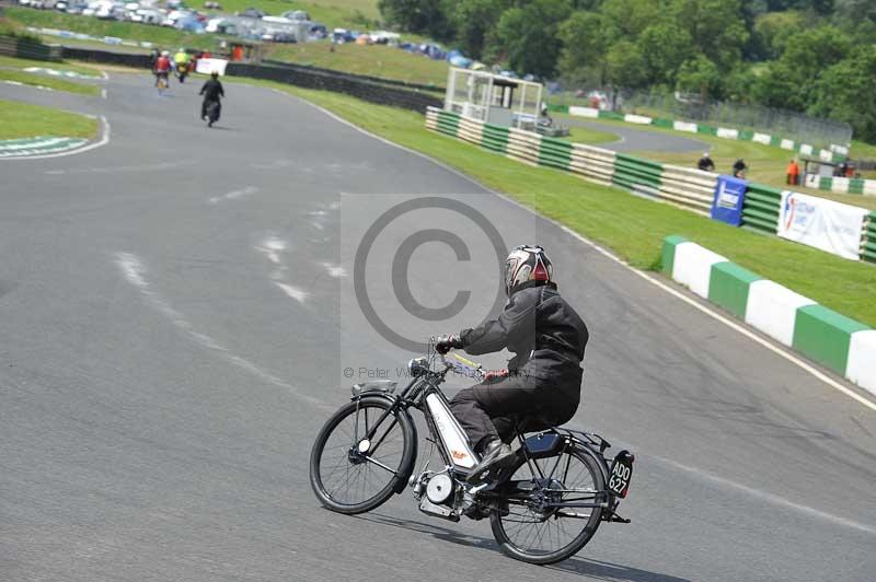 Mallory park Leicestershire;Mallory park photographs;Motorcycle action photographs;classic bikes;event digital images;eventdigitalimages;mallory park;no limits trackday;peter wileman photography;vintage bikes;vintage motorcycles;vmcc festival 1000 bikes