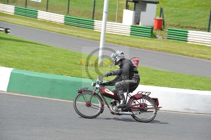 Mallory park Leicestershire;Mallory park photographs;Motorcycle action photographs;classic bikes;event digital images;eventdigitalimages;mallory park;no limits trackday;peter wileman photography;vintage bikes;vintage motorcycles;vmcc festival 1000 bikes