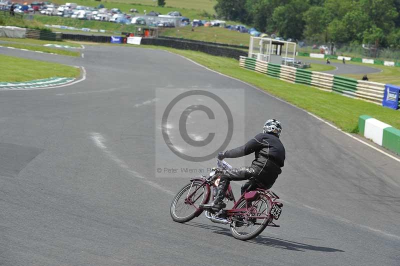 Mallory park Leicestershire;Mallory park photographs;Motorcycle action photographs;classic bikes;event digital images;eventdigitalimages;mallory park;no limits trackday;peter wileman photography;vintage bikes;vintage motorcycles;vmcc festival 1000 bikes