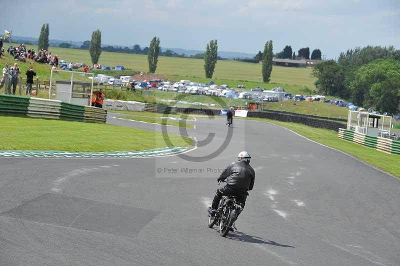 Mallory park Leicestershire;Mallory park photographs;Motorcycle action photographs;classic bikes;event digital images;eventdigitalimages;mallory park;no limits trackday;peter wileman photography;vintage bikes;vintage motorcycles;vmcc festival 1000 bikes