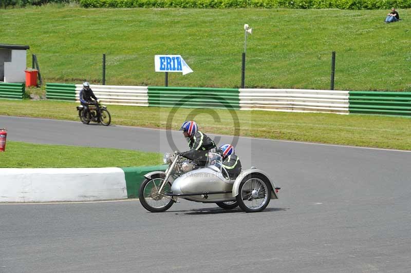 Mallory park Leicestershire;Mallory park photographs;Motorcycle action photographs;classic bikes;event digital images;eventdigitalimages;mallory park;no limits trackday;peter wileman photography;vintage bikes;vintage motorcycles;vmcc festival 1000 bikes
