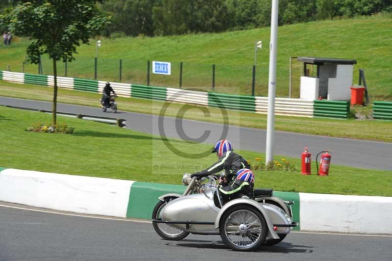 Mallory park Leicestershire;Mallory park photographs;Motorcycle action photographs;classic bikes;event digital images;eventdigitalimages;mallory park;no limits trackday;peter wileman photography;vintage bikes;vintage motorcycles;vmcc festival 1000 bikes