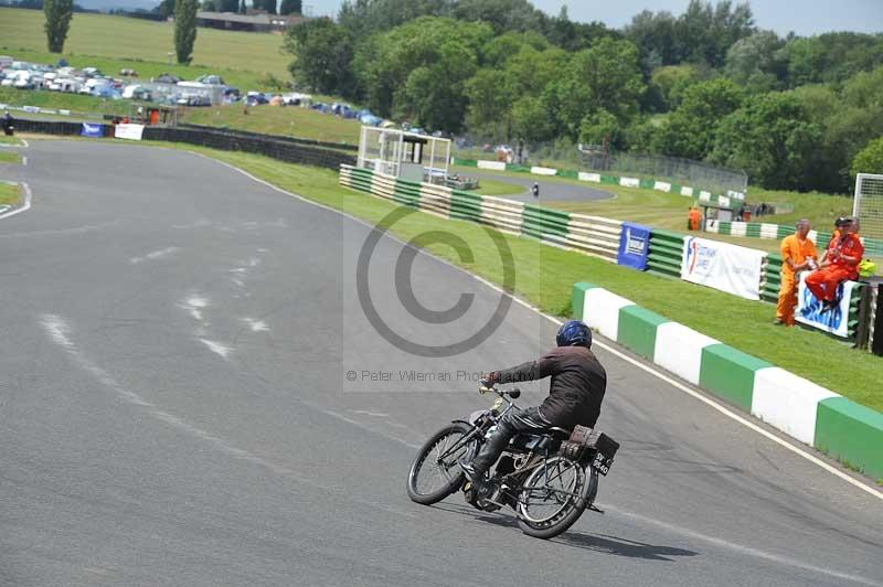 Mallory park Leicestershire;Mallory park photographs;Motorcycle action photographs;classic bikes;event digital images;eventdigitalimages;mallory park;no limits trackday;peter wileman photography;vintage bikes;vintage motorcycles;vmcc festival 1000 bikes