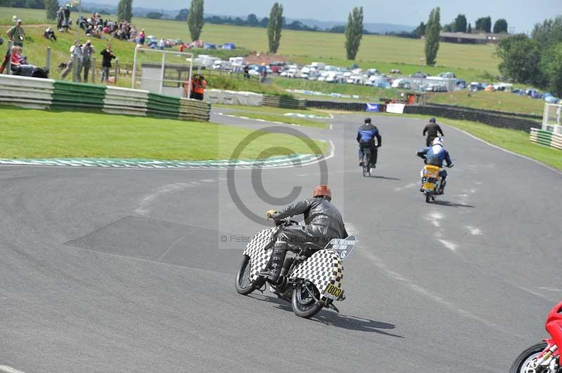 Mallory park Leicestershire;Mallory park photographs;Motorcycle action photographs;classic bikes;event digital images;eventdigitalimages;mallory park;no limits trackday;peter wileman photography;vintage bikes;vintage motorcycles;vmcc festival 1000 bikes