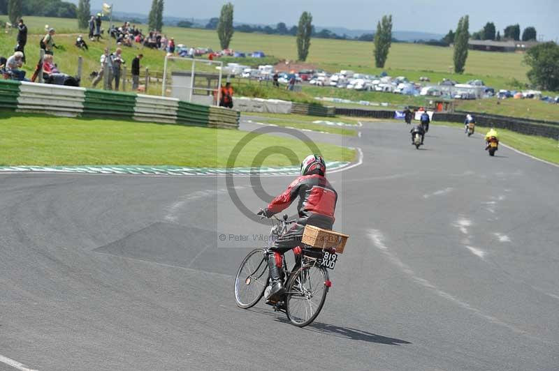 Mallory park Leicestershire;Mallory park photographs;Motorcycle action photographs;classic bikes;event digital images;eventdigitalimages;mallory park;no limits trackday;peter wileman photography;vintage bikes;vintage motorcycles;vmcc festival 1000 bikes