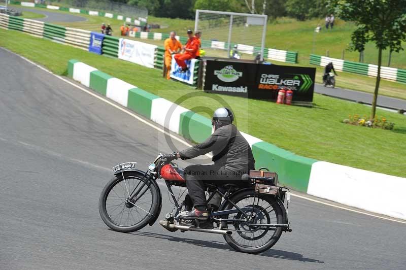 Mallory park Leicestershire;Mallory park photographs;Motorcycle action photographs;classic bikes;event digital images;eventdigitalimages;mallory park;no limits trackday;peter wileman photography;vintage bikes;vintage motorcycles;vmcc festival 1000 bikes