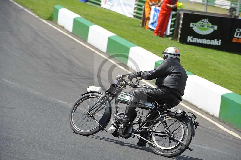 Mallory park Leicestershire;Mallory park photographs;Motorcycle action photographs;classic bikes;event digital images;eventdigitalimages;mallory park;no limits trackday;peter wileman photography;vintage bikes;vintage motorcycles;vmcc festival 1000 bikes