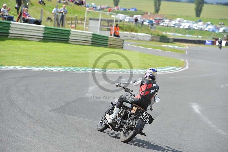 Mallory park Leicestershire;Mallory park photographs;Motorcycle action photographs;classic bikes;event digital images;eventdigitalimages;mallory park;no limits trackday;peter wileman photography;vintage bikes;vintage motorcycles;vmcc festival 1000 bikes