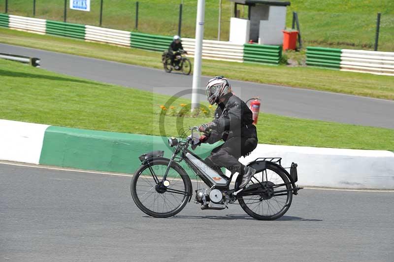 Mallory park Leicestershire;Mallory park photographs;Motorcycle action photographs;classic bikes;event digital images;eventdigitalimages;mallory park;no limits trackday;peter wileman photography;vintage bikes;vintage motorcycles;vmcc festival 1000 bikes