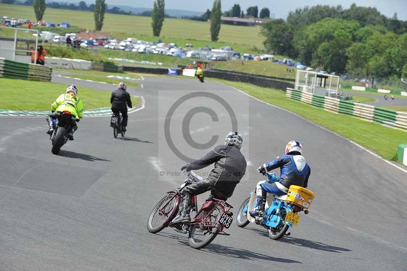 Mallory park Leicestershire;Mallory park photographs;Motorcycle action photographs;classic bikes;event digital images;eventdigitalimages;mallory park;no limits trackday;peter wileman photography;vintage bikes;vintage motorcycles;vmcc festival 1000 bikes