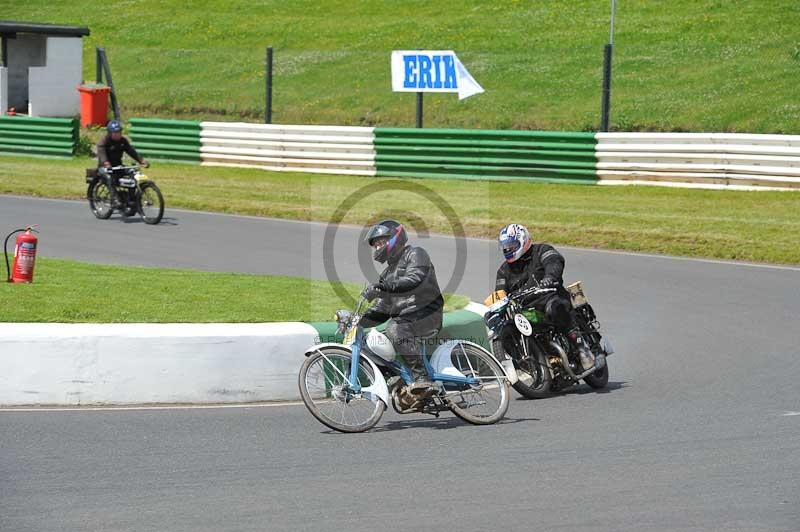 Mallory park Leicestershire;Mallory park photographs;Motorcycle action photographs;classic bikes;event digital images;eventdigitalimages;mallory park;no limits trackday;peter wileman photography;vintage bikes;vintage motorcycles;vmcc festival 1000 bikes