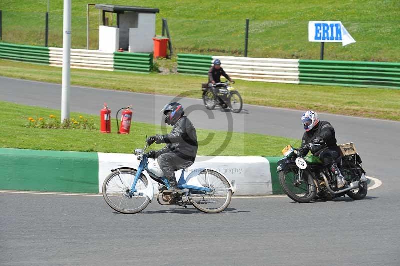 Mallory park Leicestershire;Mallory park photographs;Motorcycle action photographs;classic bikes;event digital images;eventdigitalimages;mallory park;no limits trackday;peter wileman photography;vintage bikes;vintage motorcycles;vmcc festival 1000 bikes
