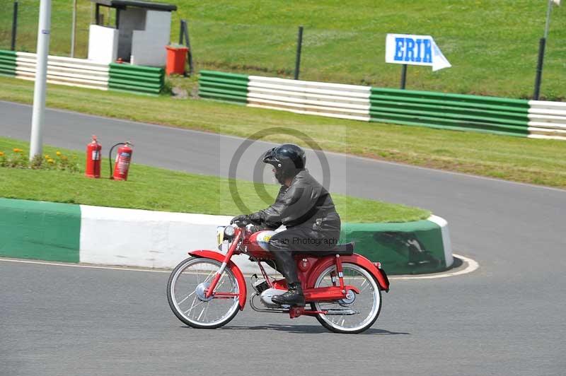Mallory park Leicestershire;Mallory park photographs;Motorcycle action photographs;classic bikes;event digital images;eventdigitalimages;mallory park;no limits trackday;peter wileman photography;vintage bikes;vintage motorcycles;vmcc festival 1000 bikes