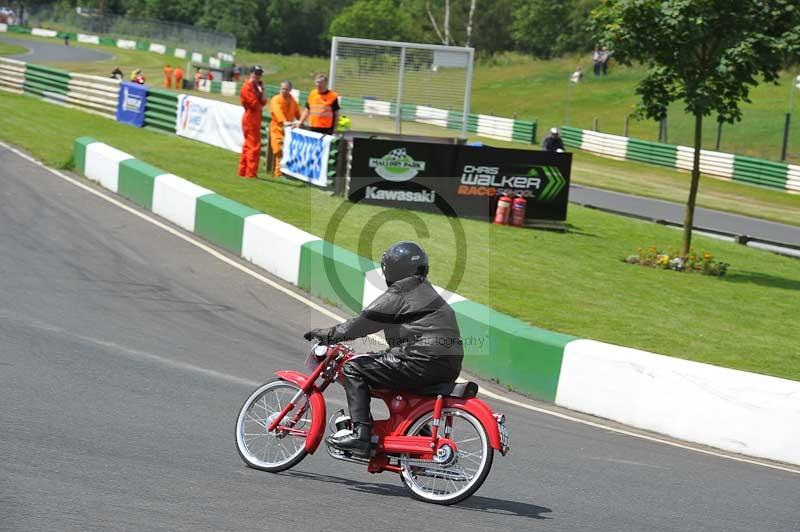 Mallory park Leicestershire;Mallory park photographs;Motorcycle action photographs;classic bikes;event digital images;eventdigitalimages;mallory park;no limits trackday;peter wileman photography;vintage bikes;vintage motorcycles;vmcc festival 1000 bikes