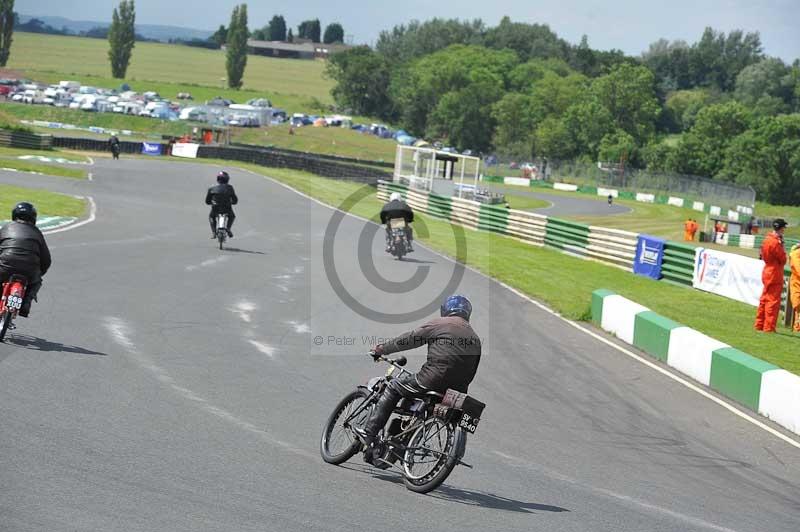 Mallory park Leicestershire;Mallory park photographs;Motorcycle action photographs;classic bikes;event digital images;eventdigitalimages;mallory park;no limits trackday;peter wileman photography;vintage bikes;vintage motorcycles;vmcc festival 1000 bikes