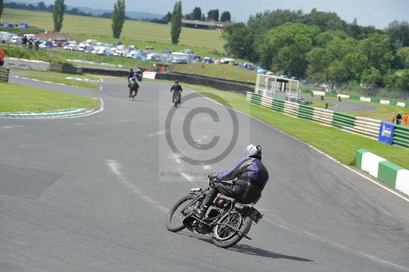 Mallory park Leicestershire;Mallory park photographs;Motorcycle action photographs;classic bikes;event digital images;eventdigitalimages;mallory park;no limits trackday;peter wileman photography;vintage bikes;vintage motorcycles;vmcc festival 1000 bikes